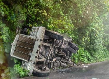 Exceso de velocidad causa de múltiples percances en la sierra