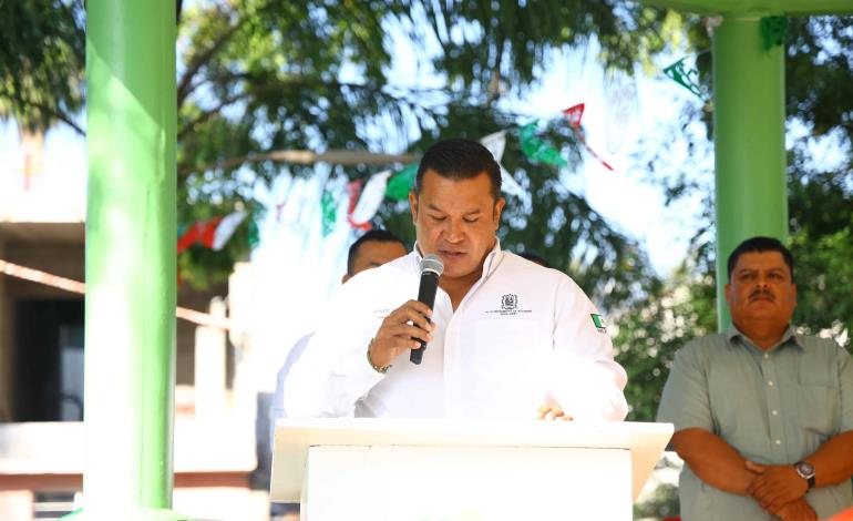 Arnulfo Urbiola participó en acto cívico y desfile en Puente del Carmen