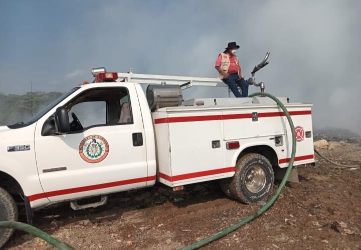 Sin cesar, aún incendio en el basurero