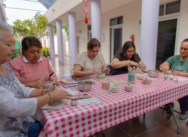 Creativo taller de tazas navideñas 