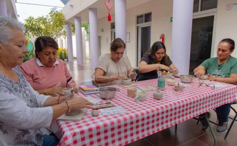 Creativo taller de tazas navideñas 
