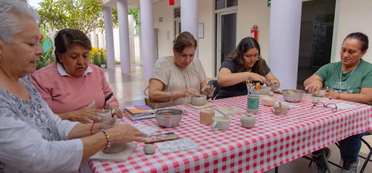 Creativo taller de tazas navideñas 