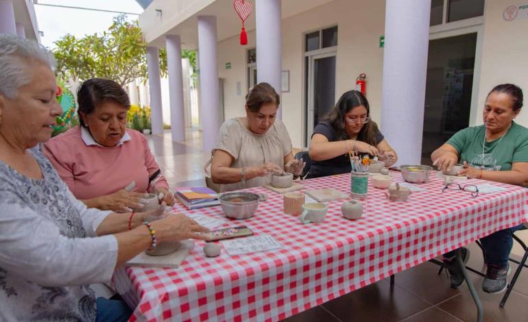 Creativo taller de tazas navideñas 