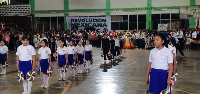 21 escuelas participaron en desfile conmemorativo a la Revolución Mexicana