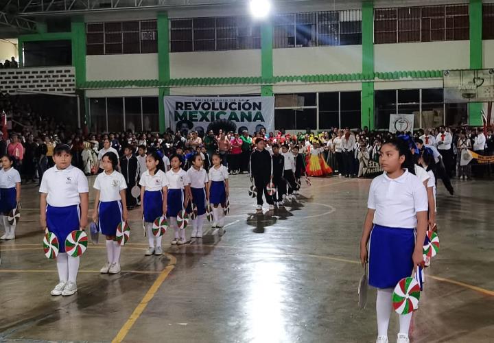 21 escuelas participaron en desfile conmemorativo a la Revolución Mexicana