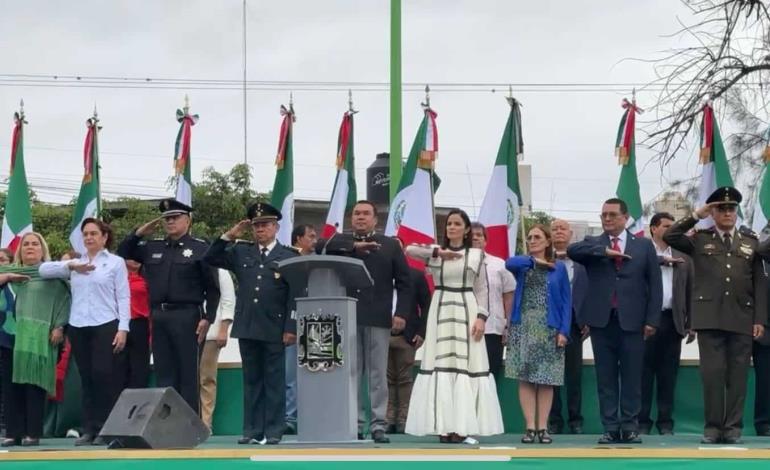 Alcalde Arnulfo Urbiola lo encabezó en el estadio Ébano; 65 contingentes participaron en el tradicional desfile