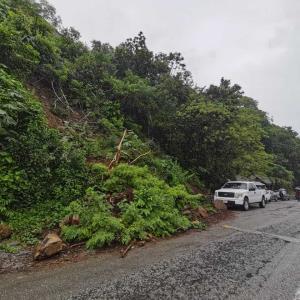 Deslaves de cerros pararon la circulación