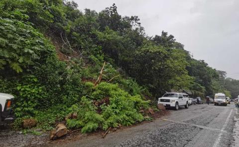 Deslaves de cerros pararon la circulación