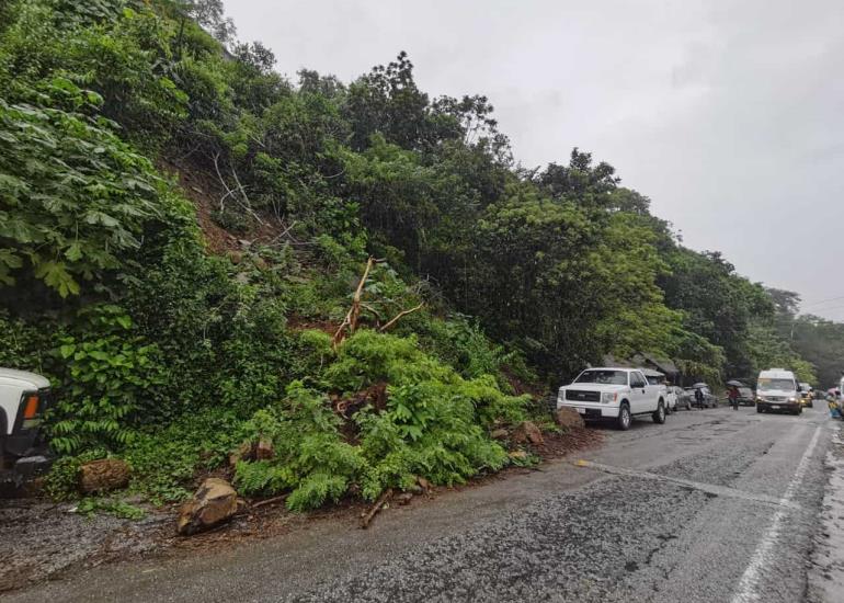 Deslaves de cerros pararon la circulación