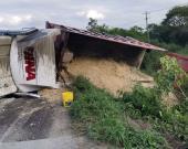 Volcó otro tráiler en el Libramiento      