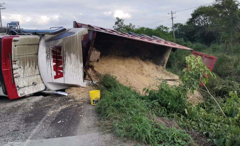 Volcó otro tráiler en el Libramiento      