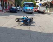 Auto impactó a una motocicleta       