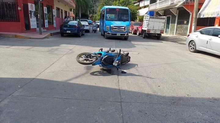 Auto impactó a una motocicleta       