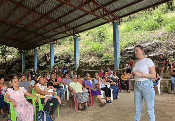 Presidenta atiende necesidades de Tancuilín