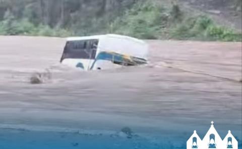 En Ilamatlán pasajeros casi mueren ahogados
