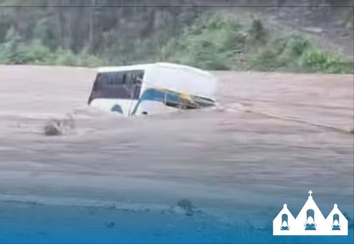 En Ilamatlán pasajeros casi mueren ahogados