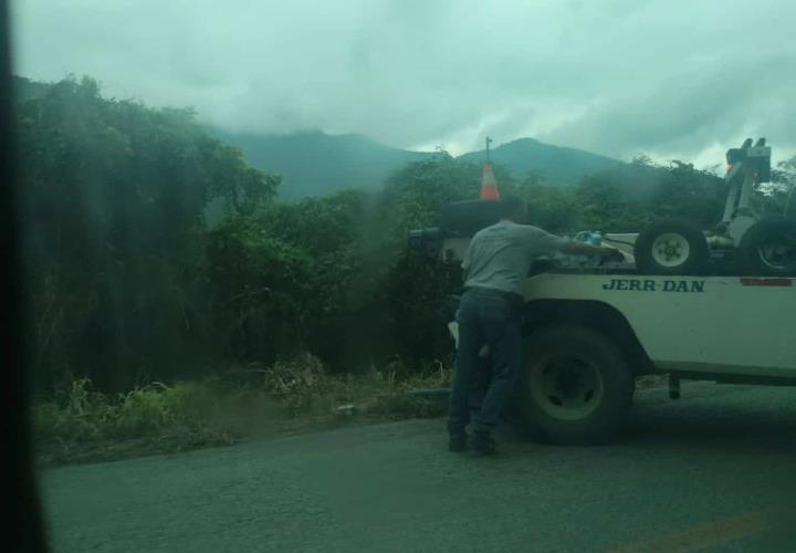 Vehículo cayó al barranco