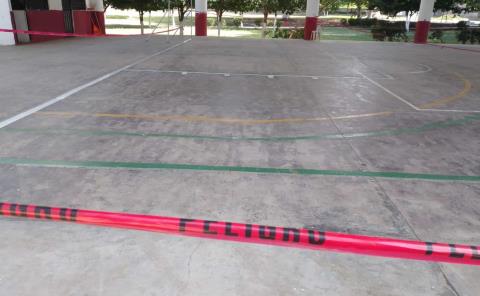 Pintan la cancha de baloncesto