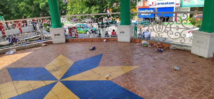 Kiosco de la Plaza en  pésimas condiciones