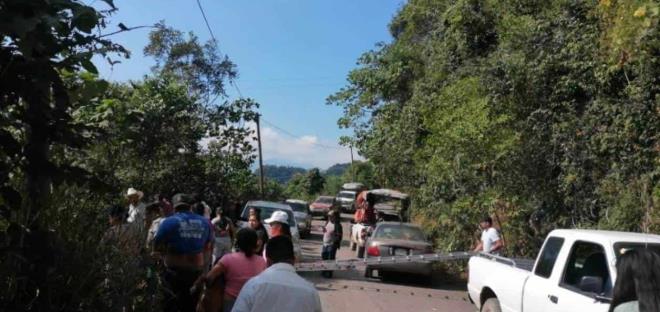 VEHÍCULO SE FUE A UN BARRANCO          
