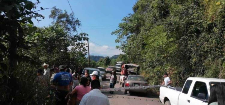 VEHÍCULO SE FUE A UN BARRANCO          