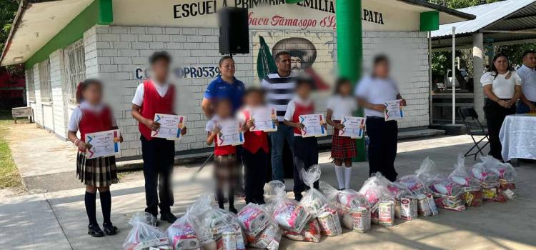 Entregaron becas en la "Emiliano Zapata"