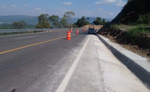 Continúan trabajos en la carretera federal