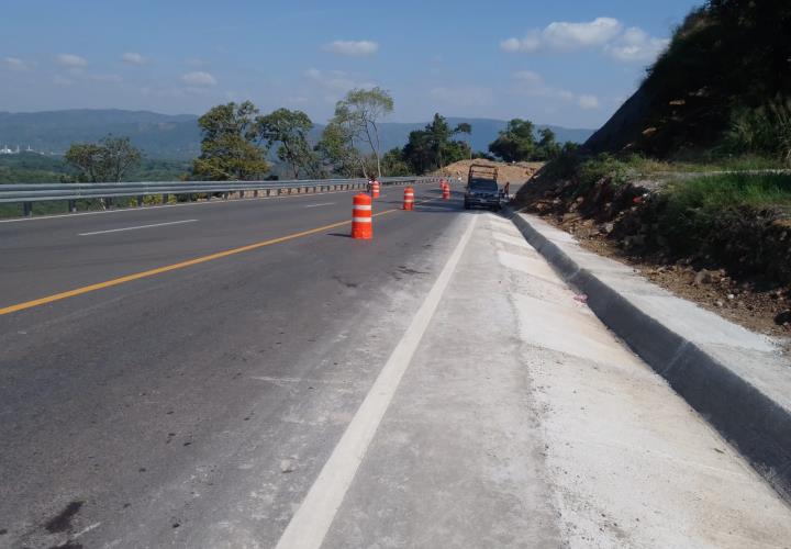 Continúan trabajos en la carretera federal