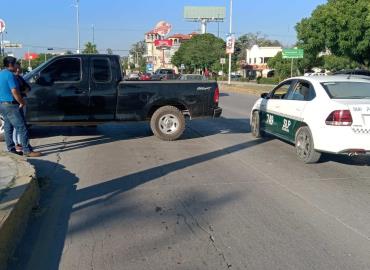 Vehículo chocó contra un taxi     