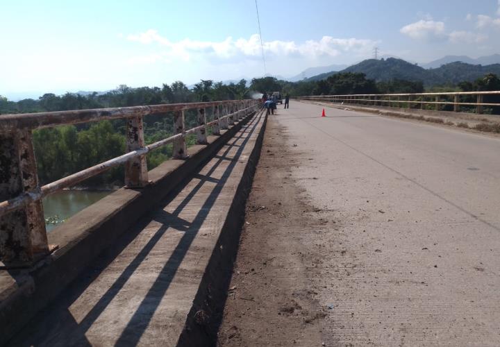 Realizan trabajos de mantenimiento en el puente de Totomoxtla