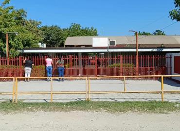 Hombre armado en secundaria             