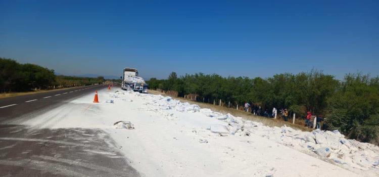 Volcó remolque en la Supercarretera 