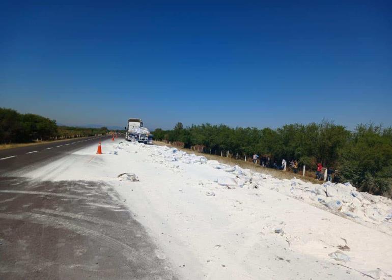 Volcó remolque en la Supercarretera 
