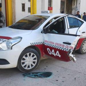 TAXI IMPACTADO POR UN AUTOBÚS    
