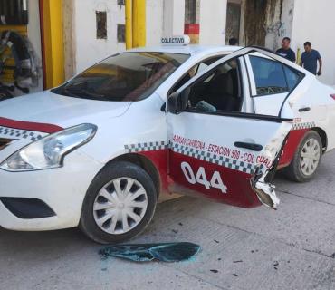 TAXI IMPACTADO POR UN AUTOBÚS    