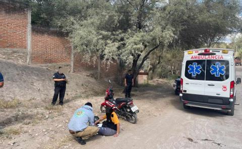 Derrapó motociclista al bajar peligroso vado 
