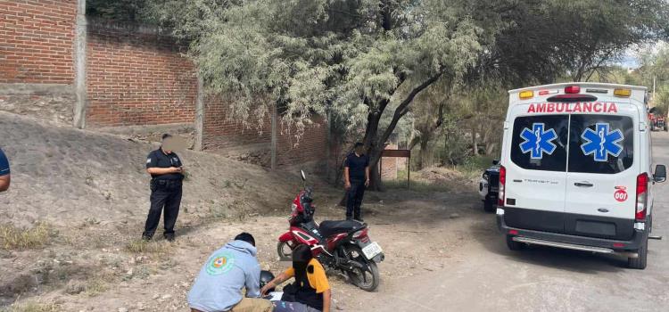 Derrapó motociclista al bajar peligroso vado 