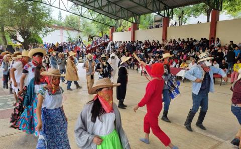 CECyTEH Atlapexco despidió a los fieles difuntos con tradición
