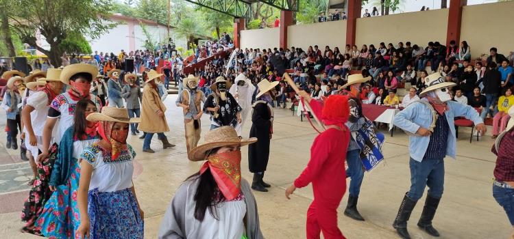 CECyTEH Atlapexco despidió a los fieles difuntos con tradición