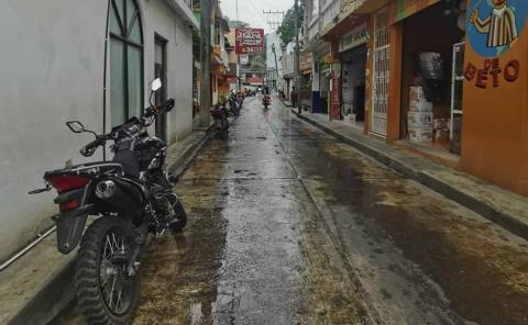 Quejas por invasión de motos en calle Cuauhtémoc