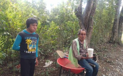 Mariano Asunción, junto a su hijo, bachean la carretera de Tampacán