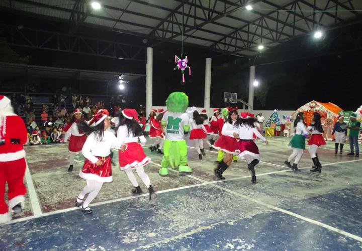 Organizó COBACH 21 Festival Navideño 2024; alcaldesa estuvo presente