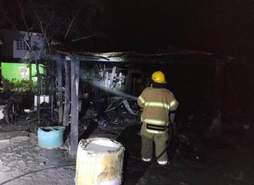 Casa arrasada por un incendio            