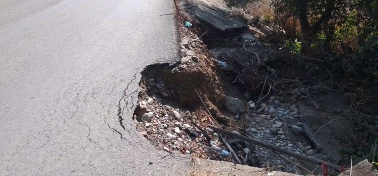 Se "desgaja" la carretera estatal