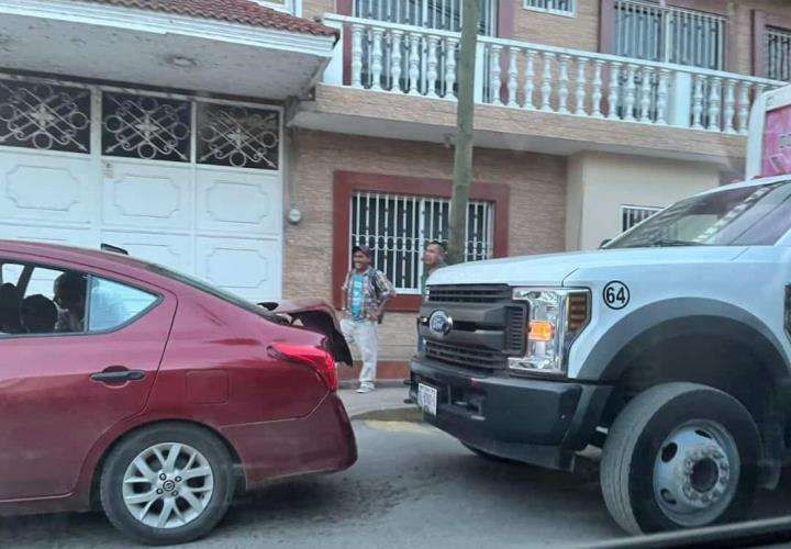 Camión impactó a un coche