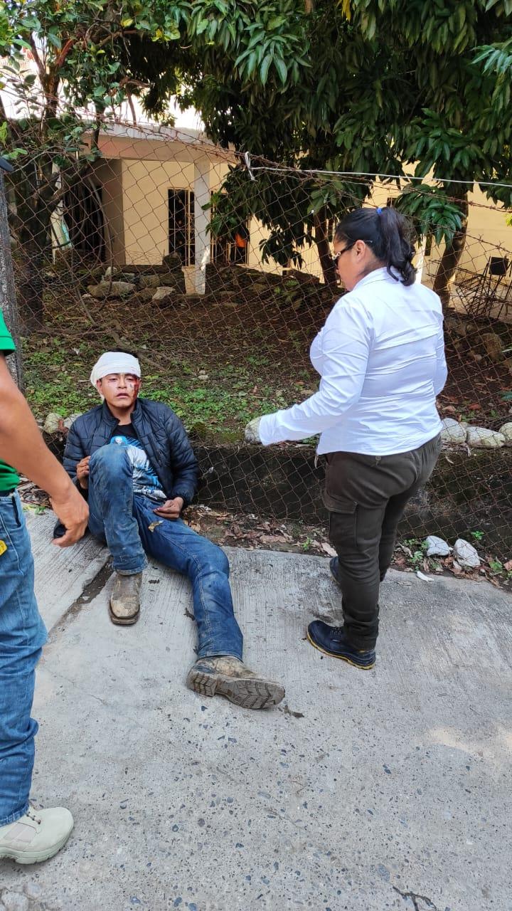 Motociclista terminó descalabrado al chocar contra barda