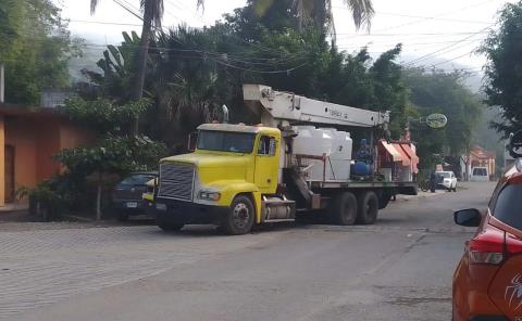 Camiones mal estacionados causan peligro