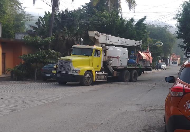 Camiones mal estacionados causan peligro