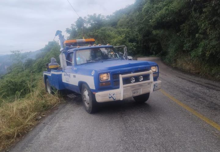 CAMIONETA AL BARRANCO