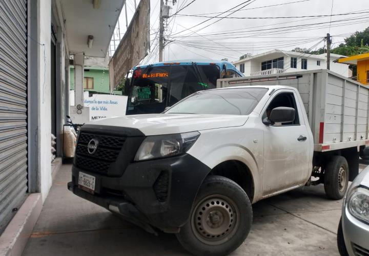 Microbús vs. Camioneta; daños materiales